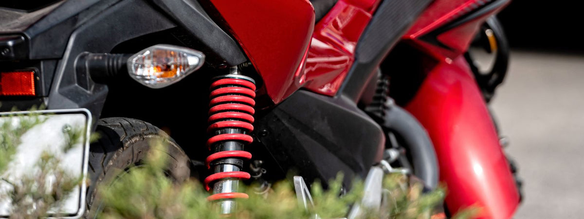 ¿Cómo puedo saber si el amortiguador de mi motocicleta está muerto?