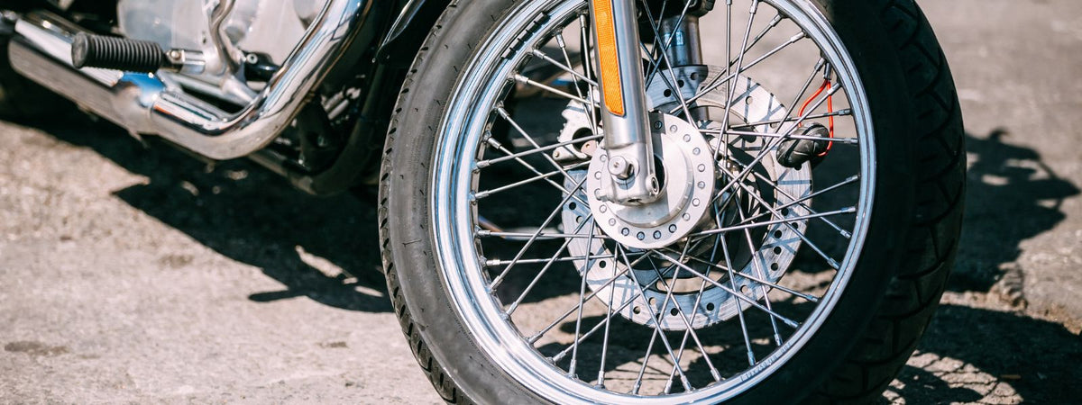 ¿Cuándo se deben cambiar los neumáticos de una motocicleta?
