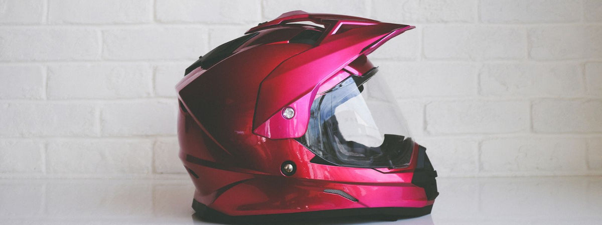 ¿Cómo limpio la visera de un casco de motocicleta?
