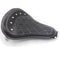 Selle moto chopper noire avec coutures blanches et ressorts, idéale pour look vintage et confort personnalisé