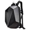 sac à dos moto rigide noir à design angulaire, coque carbone pour motards tech