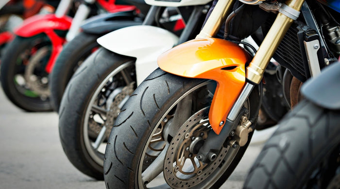 Scegliere gli pneumatici giusti per la moto: la guida essenziale per la tua sicurezza