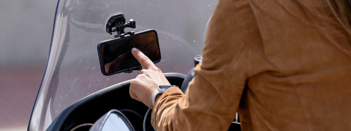 Come filmare mentre si guida una moto con il telefono?