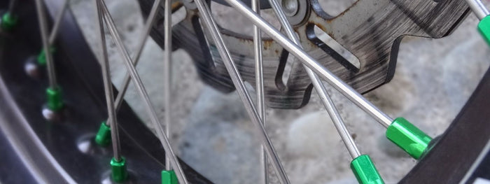 Come posso pulire i raggi della mia moto?