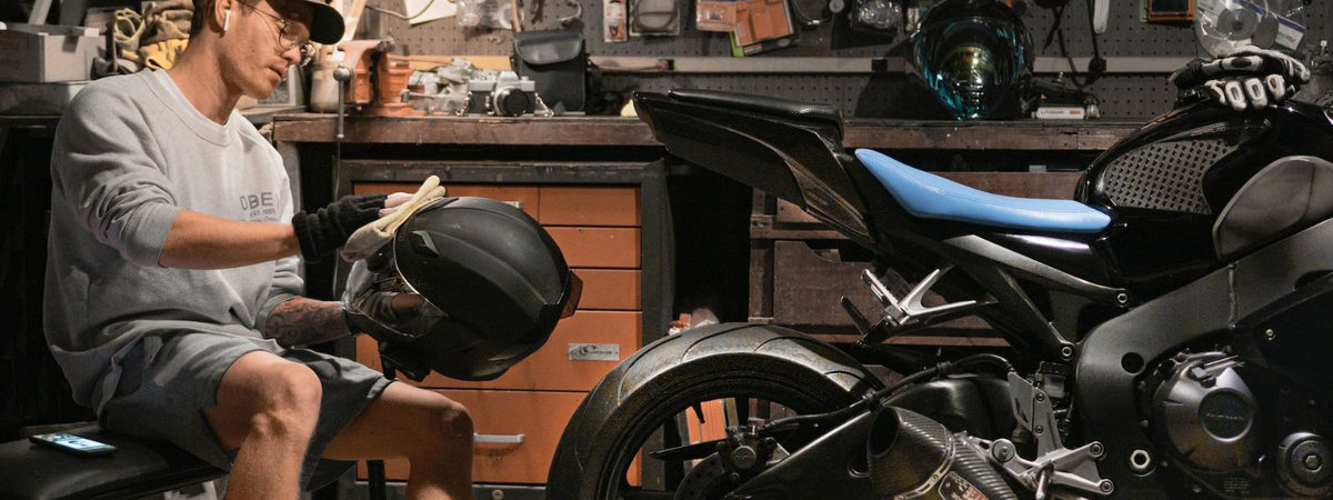 ¿Cómo limpiar un casco de motocicleta?