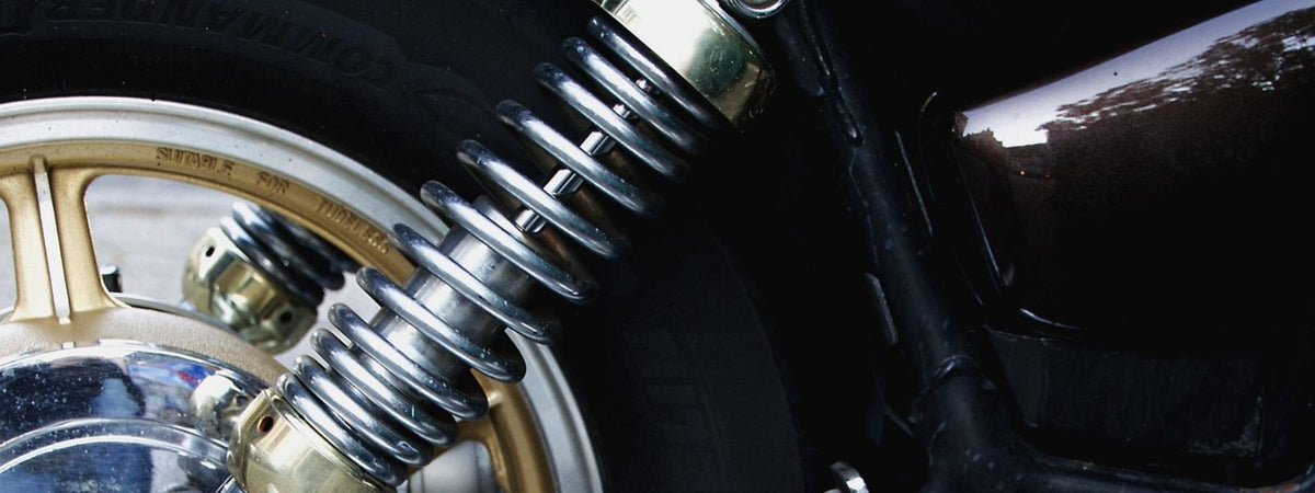 Come pulire l'ammortizzatore di una moto?