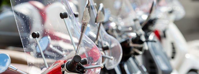 Come pulire il parabrezza della moto?
