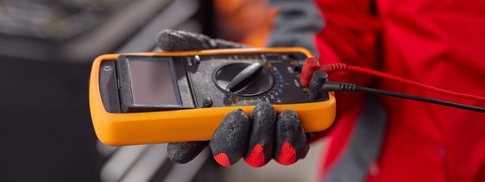 Come ricaricare la batteria di una motocicletta che non richiede manutenzione?