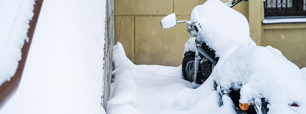 ¿Cómo guardar una motocicleta durante el invierno?