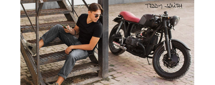 Jeans, un capo essenziale e intramontabile: dalla moda urbana al look da motociclista