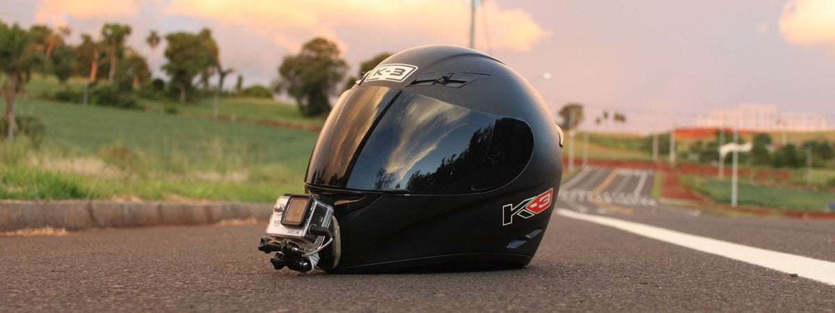 ¿Dónde debo colocar mi cámara en la motocicleta?