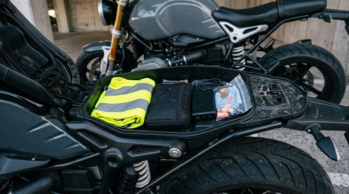 Cosa dovresti tenere sotto la sella della tua moto?