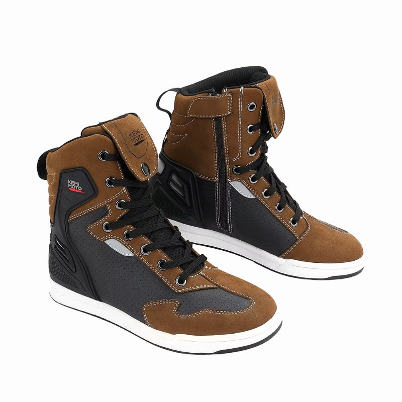 baskets moto marron pour homme en nylon, polyester et cuir microfibre, avec renforts talon/orteils/cheville, semelle antidérapante et poche à lacets