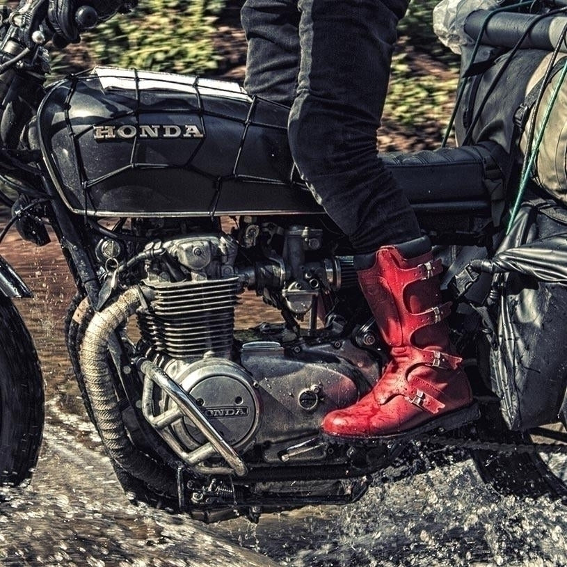 Bottes-moto-rouge-stylmartin-continental-homme-femme-cuir-vintage-enfile