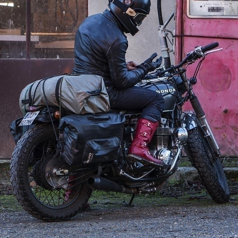 Bottes-moto-rouge-stylmartin-continental-homme-femme-cuir-vintage-porte