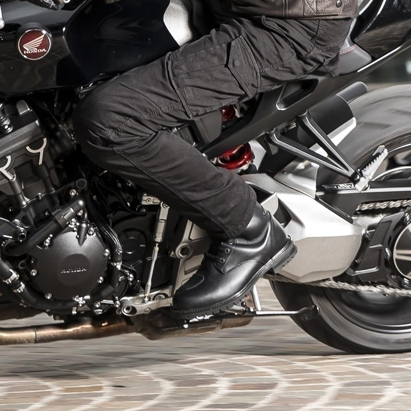 Bottines-moto-noires-stylmartin-jack-wp-homme-femme-porte