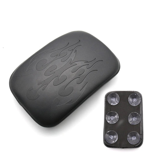 Pouf de moto noir avec motif flamme gravé, fixation ventouses, look custom biker pour siège passager