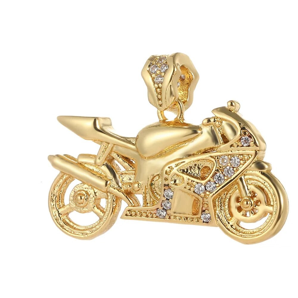 Pendentif moto sportive plaqué or, cristaux scintillants, style urbain et "bling-bling" chic.