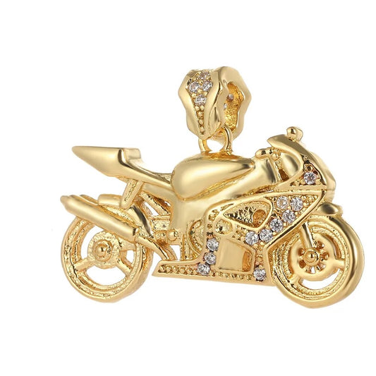 Pendentif moto sportive plaqué or, cristaux scintillants, style urbain et "bling-bling" chic.