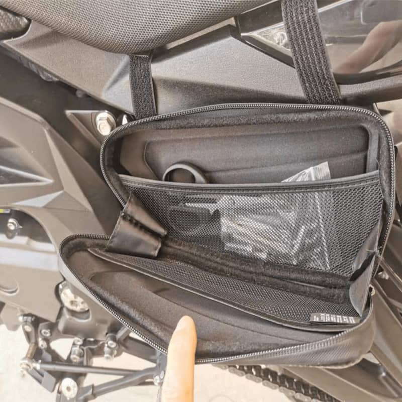 Petite-sacoche-cavaliere-moto-intérieur
