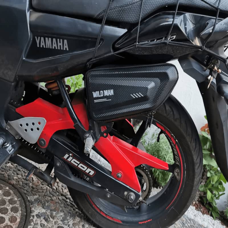 Petite-sacoche-cavaliere-moto-photo