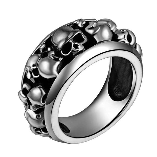 Bague large biker argent pour homme décorée de plusieurs crânes en relief