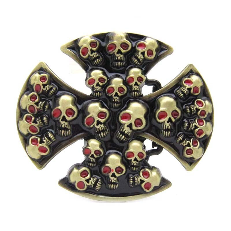 Boucle de ceinture biker en métal, motif croix de fer recouverte de têtes de mort dorées avec yeux rouges, style gothique et rock