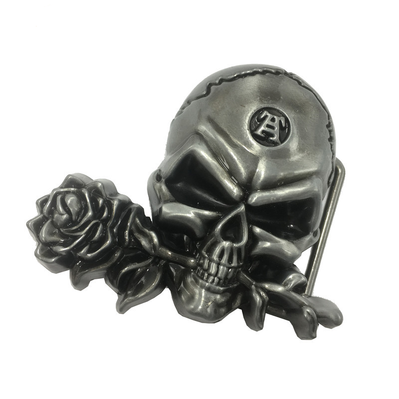Boucle de ceinture tête de mort avec rose en alliage de zinc finition antique, moulures détaillées style gothic biker rock
