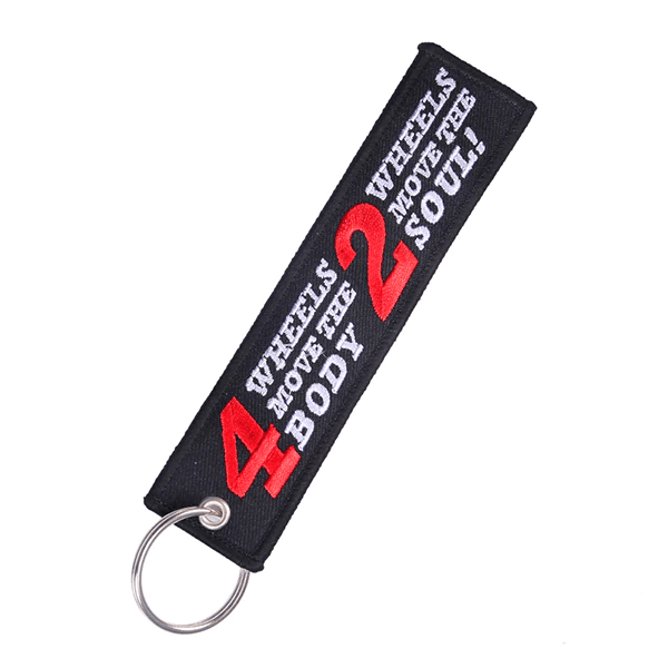 porte-clé moto en tissu brodé citation biker “4 wheels move the body, 2 wheels move the soul” avec boucle acier