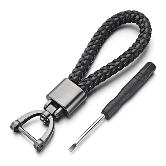 Porte-clé moto en cuir tressé noir avec boucle en acier inoxydable, style biker robuste et élégant.