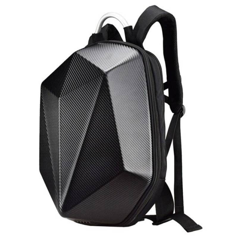 sac à dos moto rigide noir à design angulaire, coque carbone pour motards tech