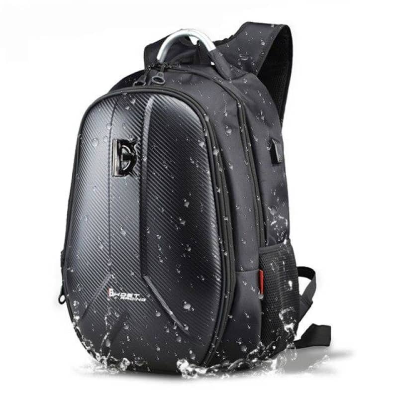 sac à dos moto étanche avec coque rigide noire et finition carbone